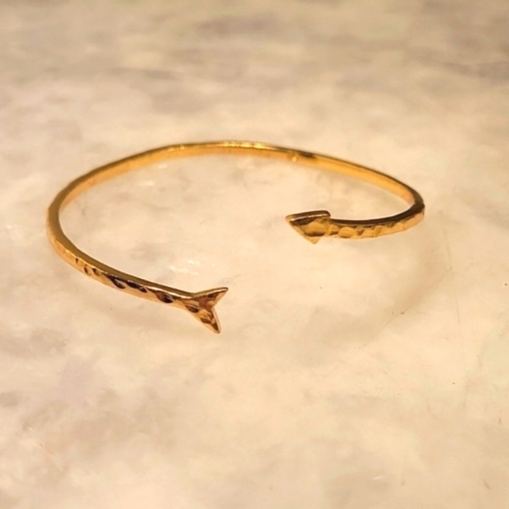 NWT Gorjana Arrow Cuff Bracelet Fairy Romantic Ethereal Coquette Dainty 18k Gold - Picture 1 of 4